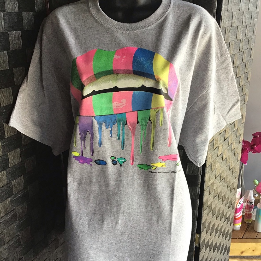 Rainbow Lips Graphic Tee in Grey - Picture 4 of 8